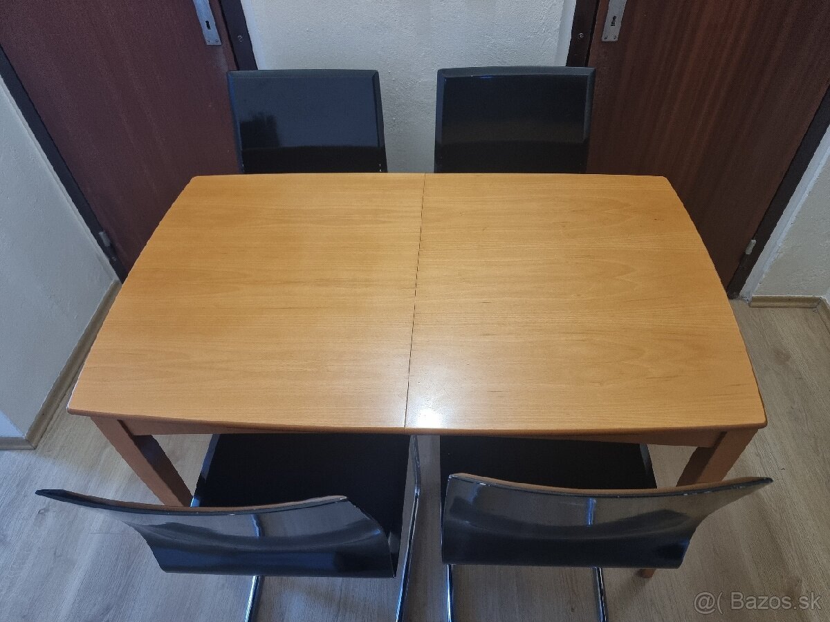 Rozkladací stôl so stoličkami
