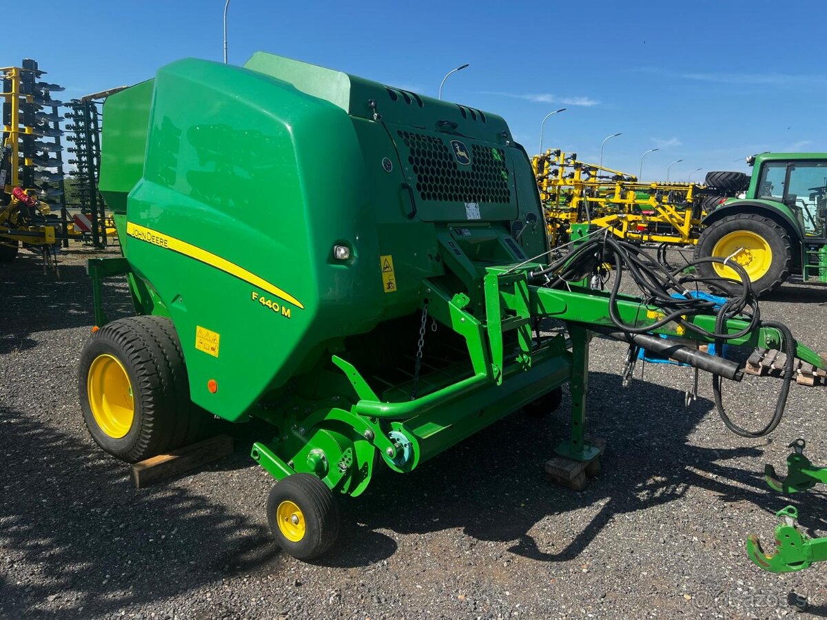 Lis / balikovač John Deere F440N