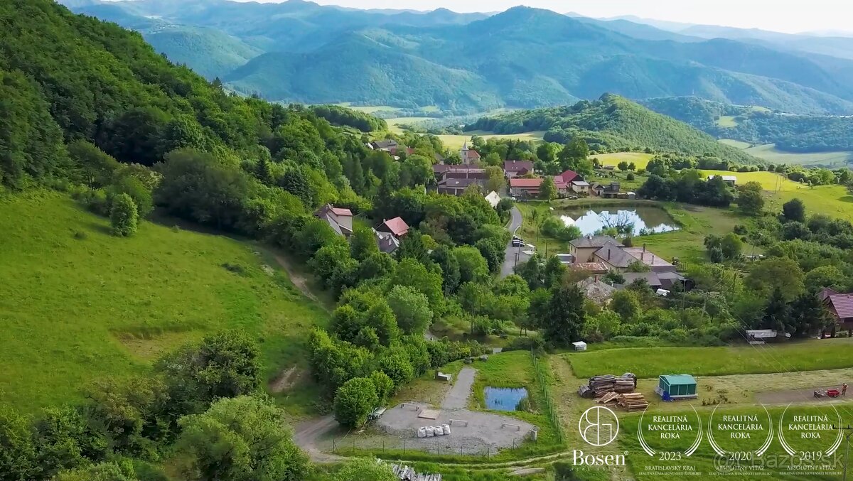 BOSEN | Pozemok so stavebným povolením pre rodinný dom.
