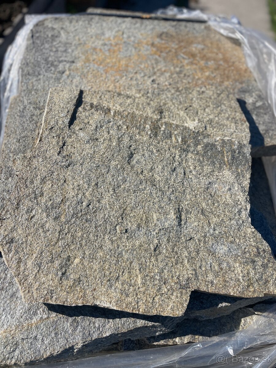 Prírodný štiepaný kameň GNEISS – Obklad, Dlažba, Šľapáky,