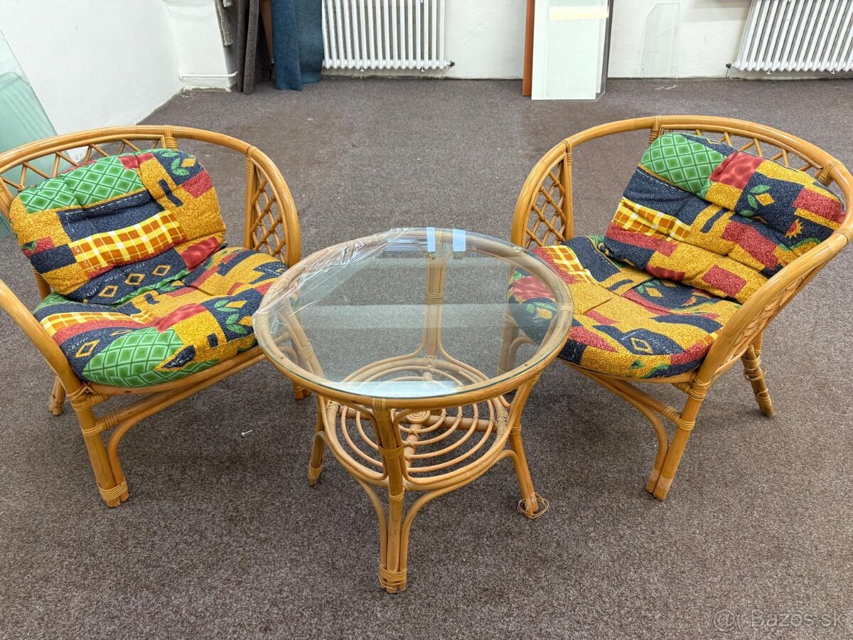 Predám ratanové sedenie – 2 kreslá + stolík so sklom