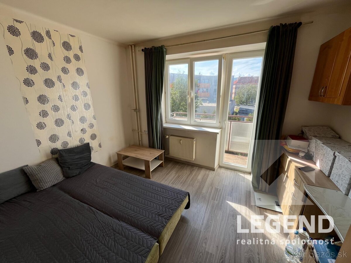 Garsónka Nové Mesto nad Váhom, ul. Piešťanská, balkón, zaria