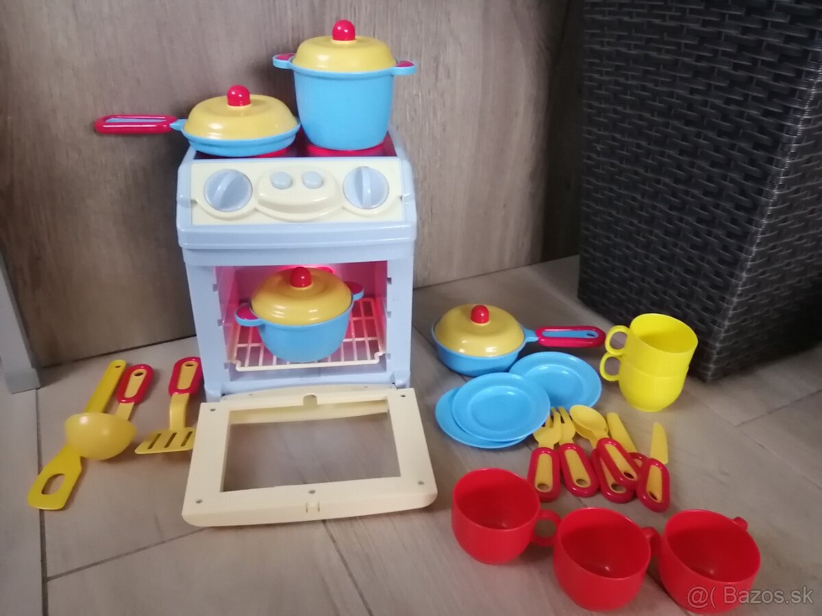 Kuchynský riad, sporák, náradie do kuchynky, na varenie
