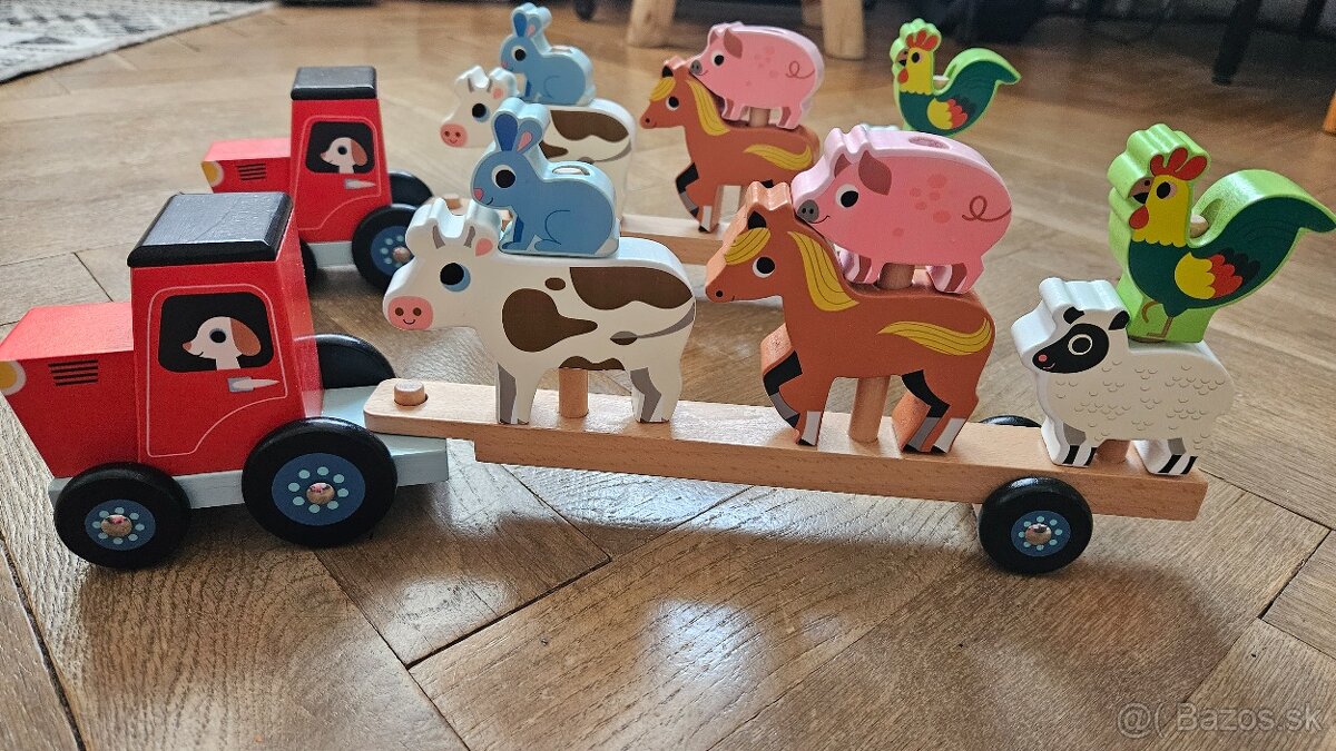 Drevený traktor so zvieratkami na nasadzovanie