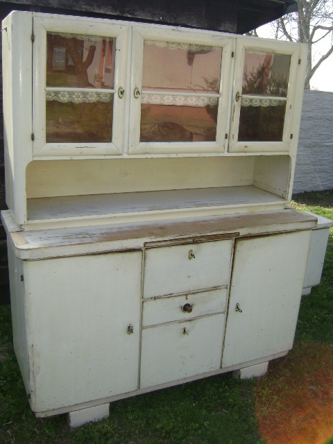 Vidiecky retro kredenc