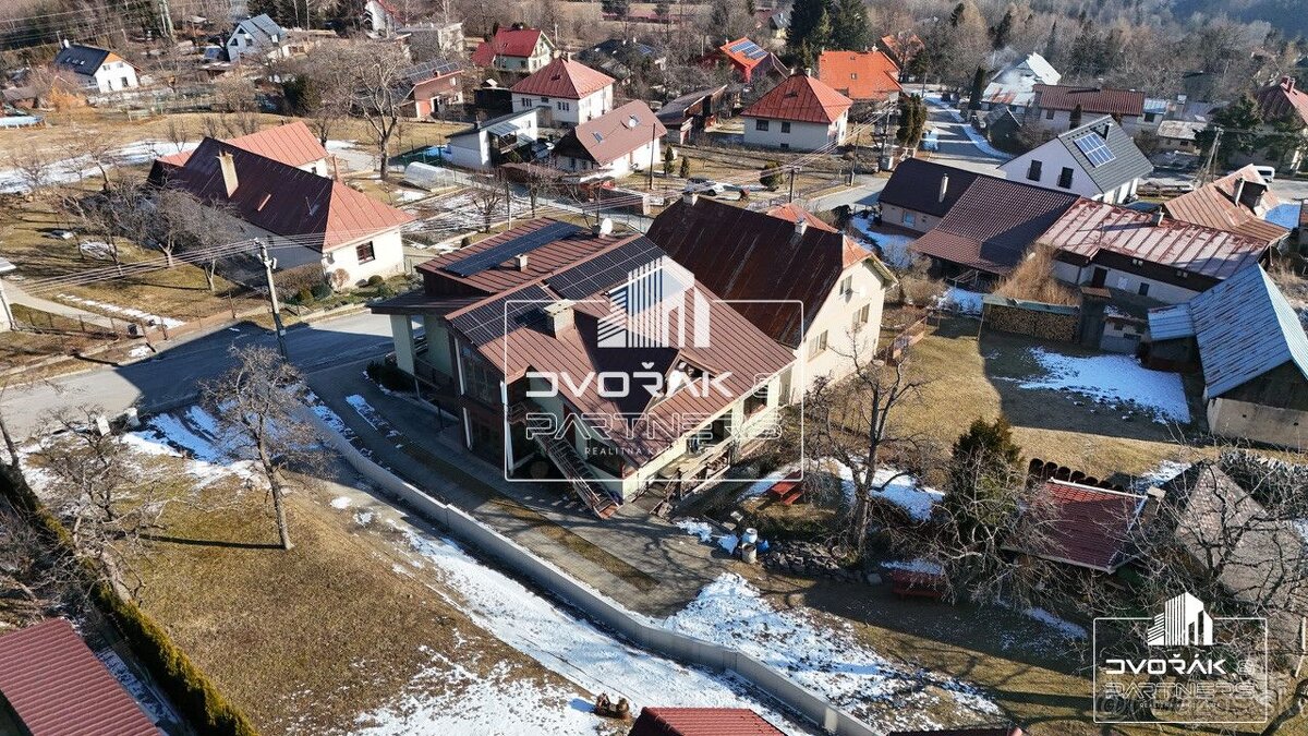 EXKLUZÍVNE Rodinný dom s 2 bytovými jednotkami v obci Krá