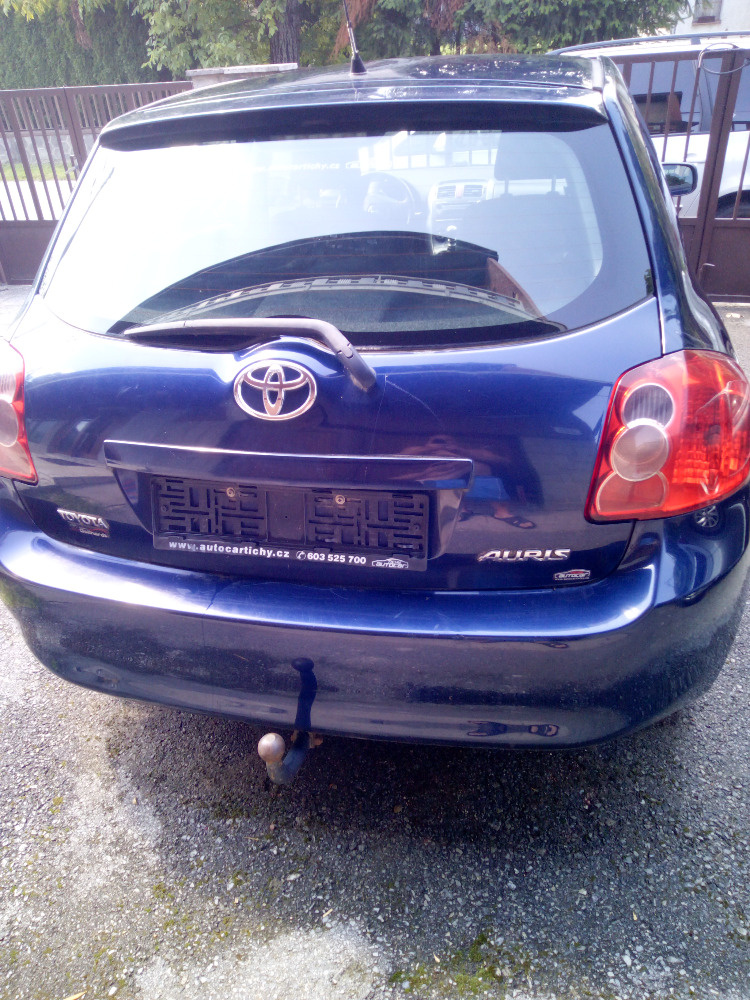Toyota Auris 2,0 diesel na náhradné diely