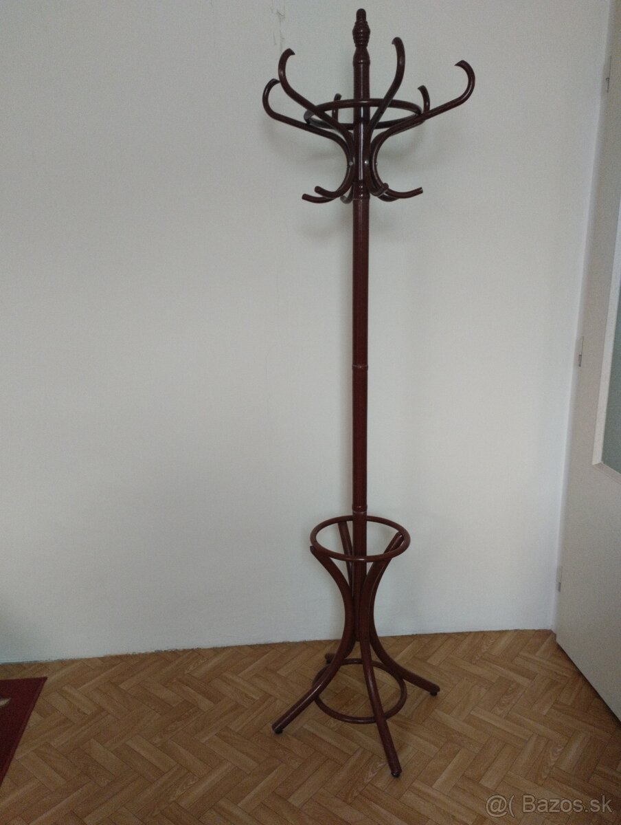Vešiak na kabáty