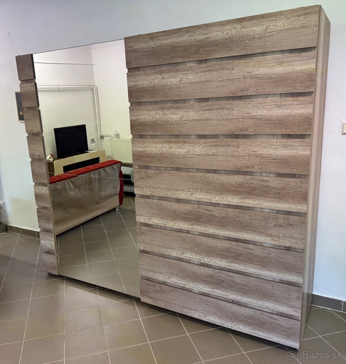 Moderná skriňa so zrkadlom