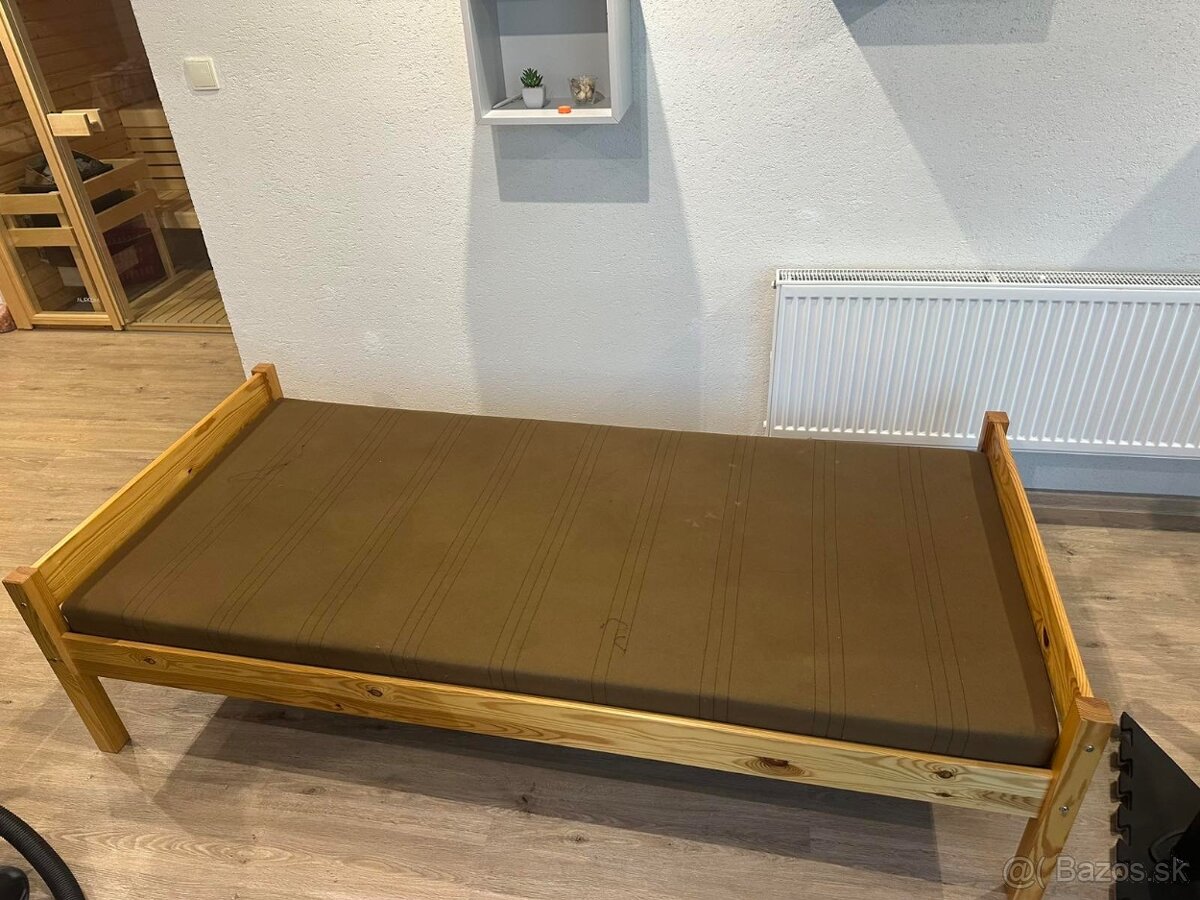 Drevená posteľ s matracom