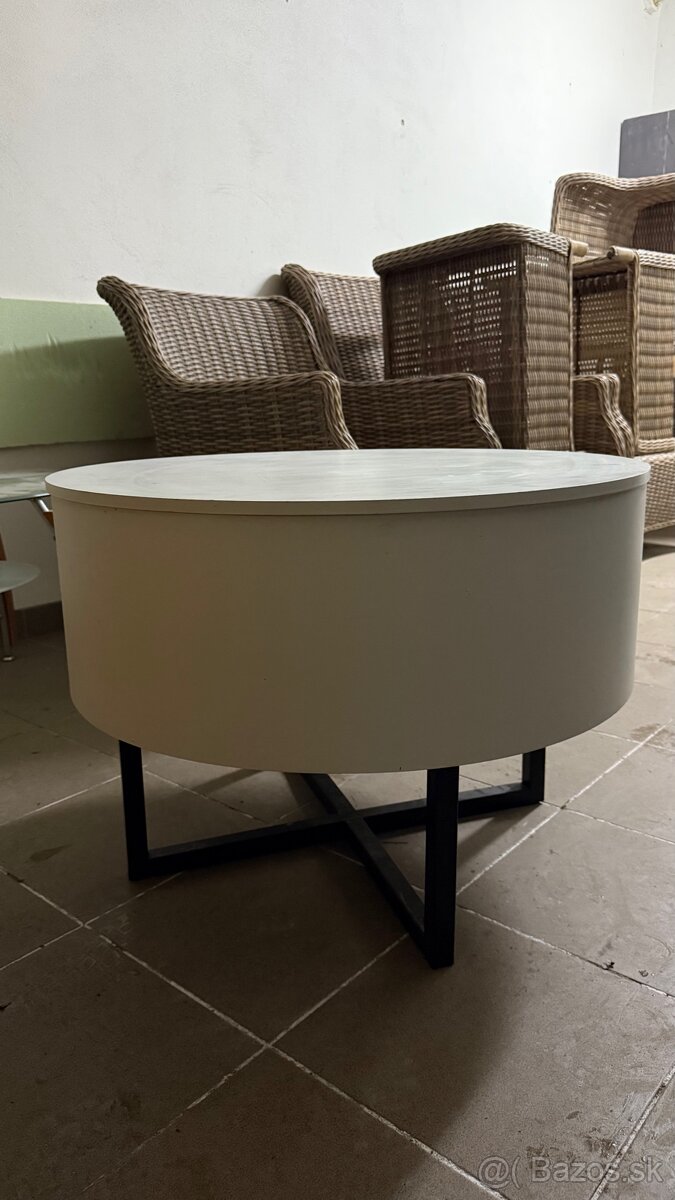 moderny nizky stolik s uloznym priestorom