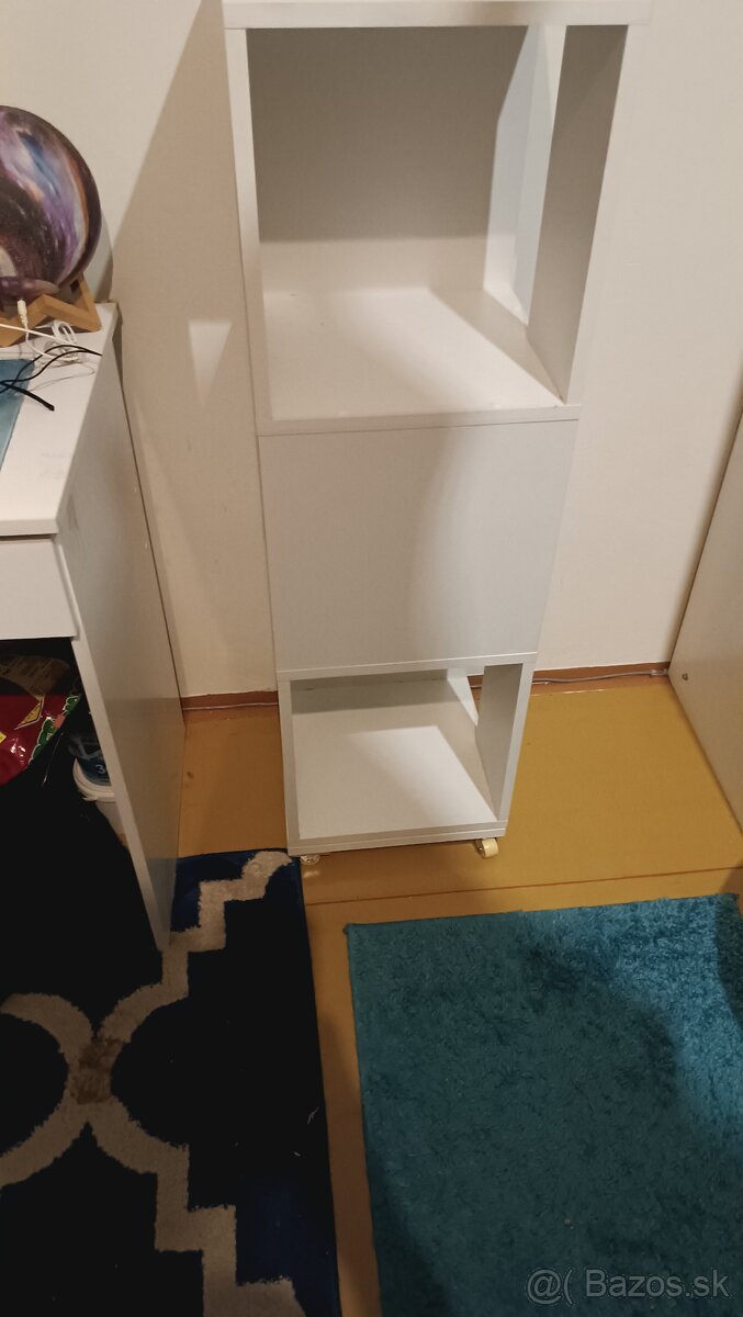 Biela otočná knižnica na kolieskach
