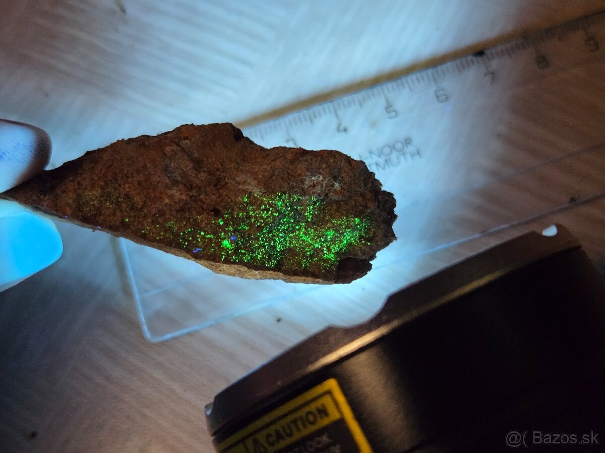 Uránový minerál #23 - UV aktívny (Muráň, SR)