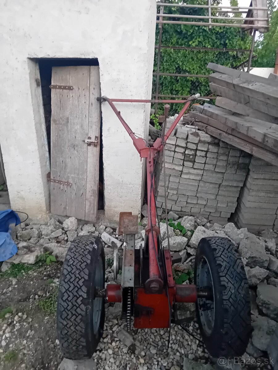 Dvojkolesovy malotraktor