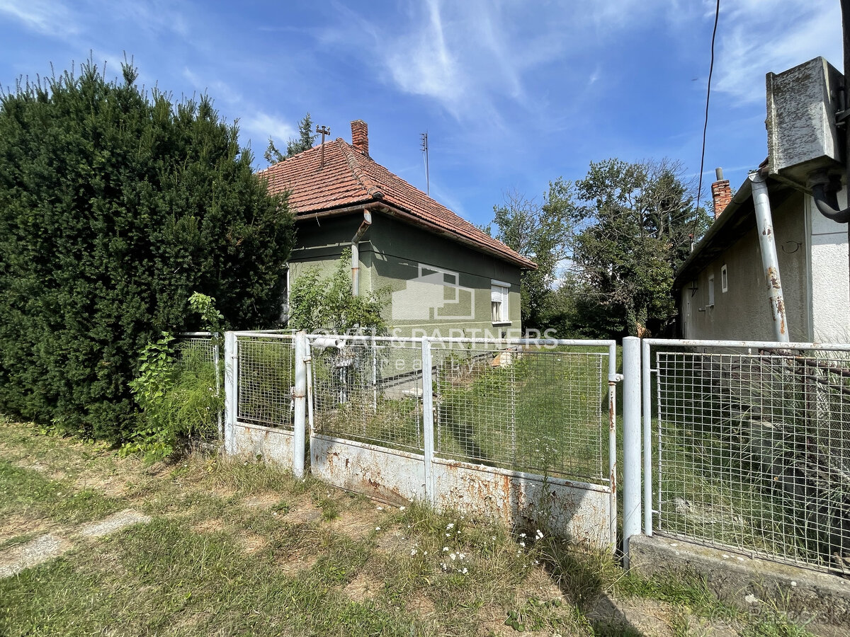 Znížená cena - Pozemok 1720 m2 so starým domom