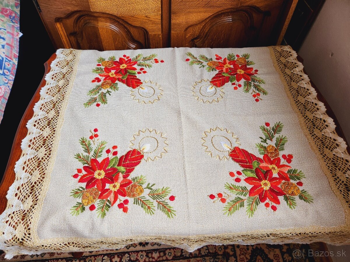 Nádherný bohato zdobený vianočný obrus s červenými sviečkami