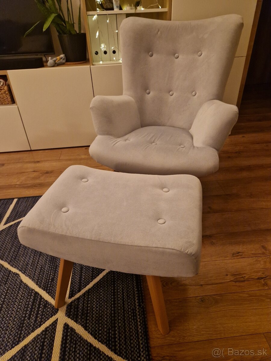 Kreslo s taburetkou