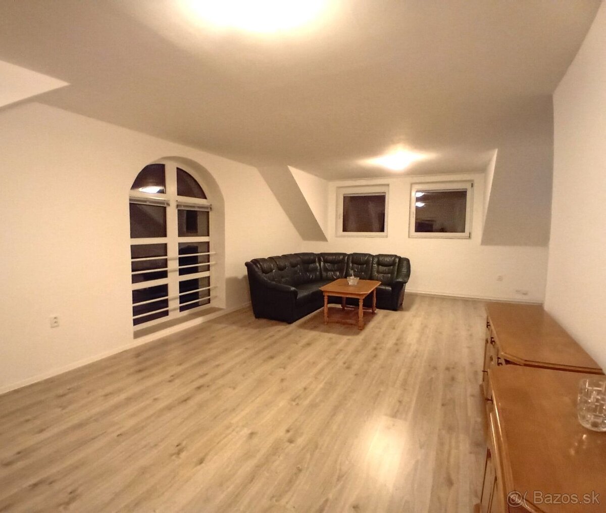 Prenájom priestranný 3-izbový byt + terasa, kúsok od centra,