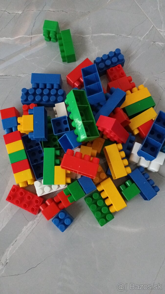 Predam lego 100dielov