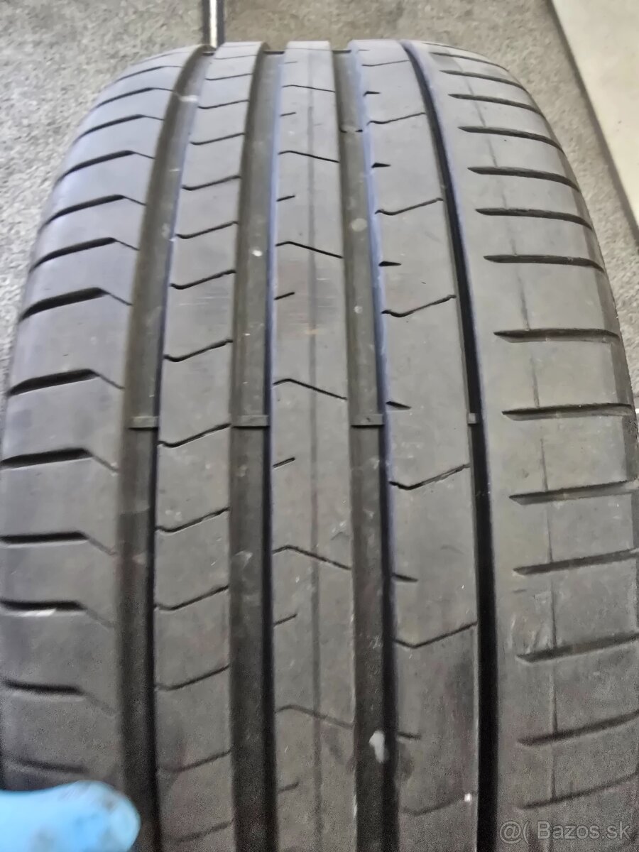 Predam 2 letne pneu Pirelli 275/40R21 107Y RFT