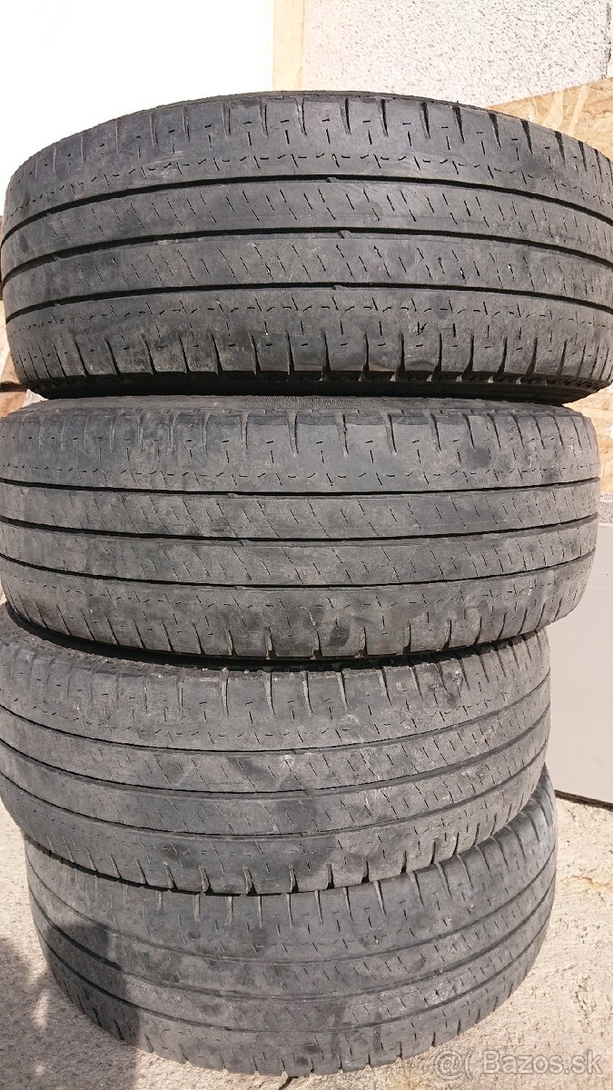 Michelin agilis 215/60 r17C