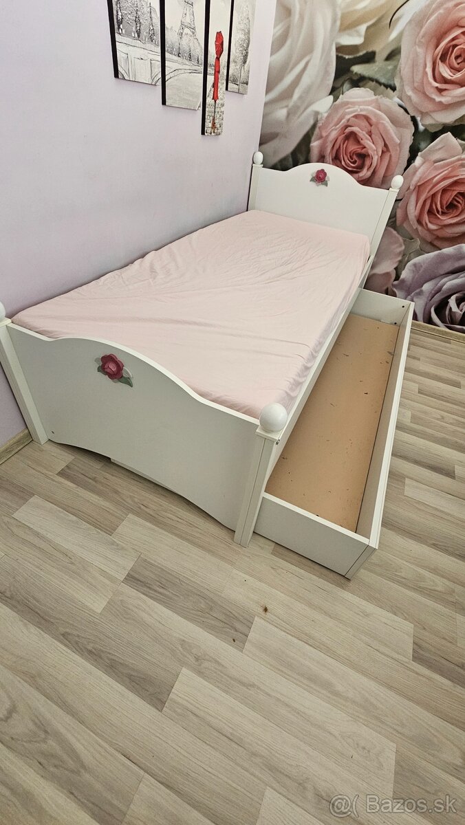 Dievčenská posteľ