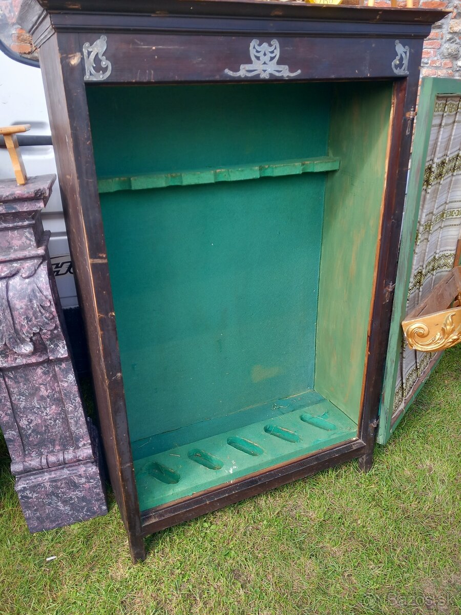 Starožitna skrina na zbrane