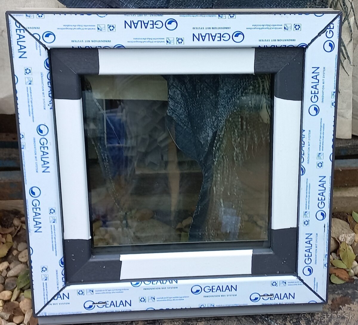 Predam plastove okno 60x60 trojsklo ,antracit/biela