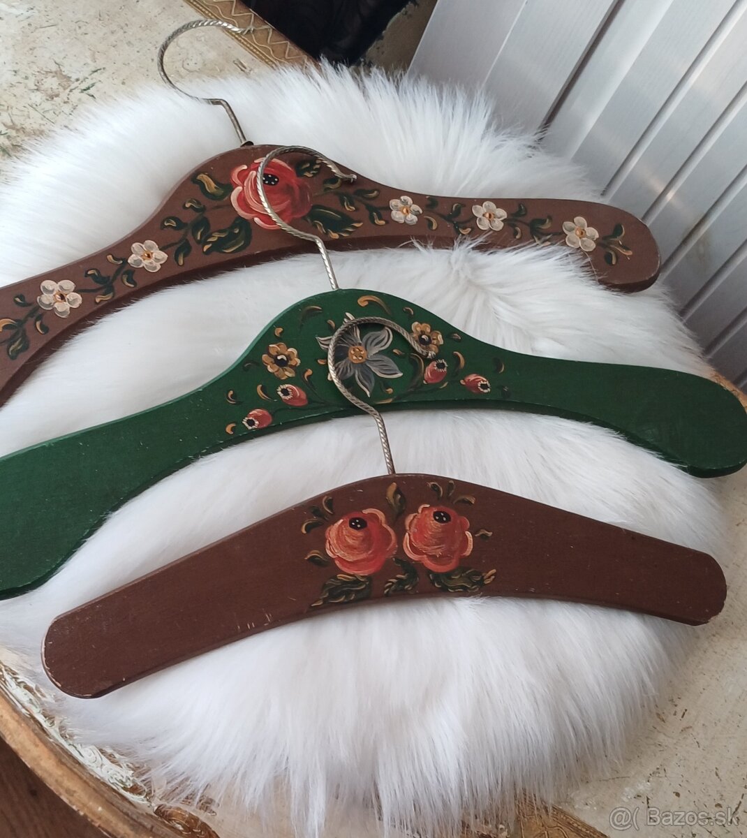 Drevené maľované vešiaky