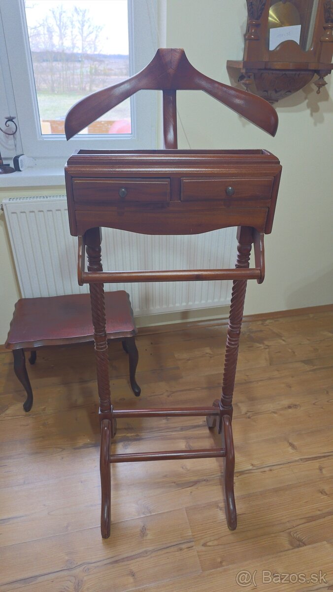 Nemý sluha - stojan na šaty