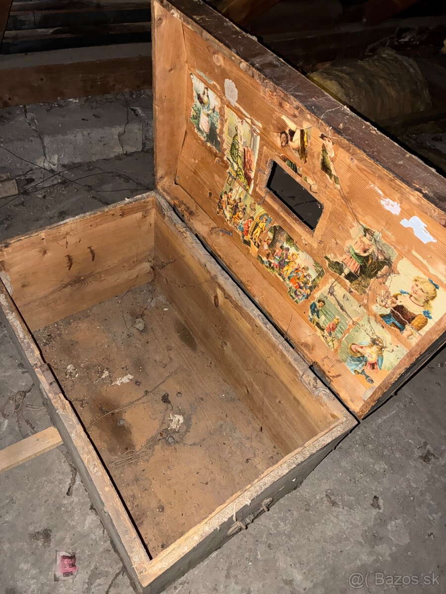 Starozitna drevena truhlica