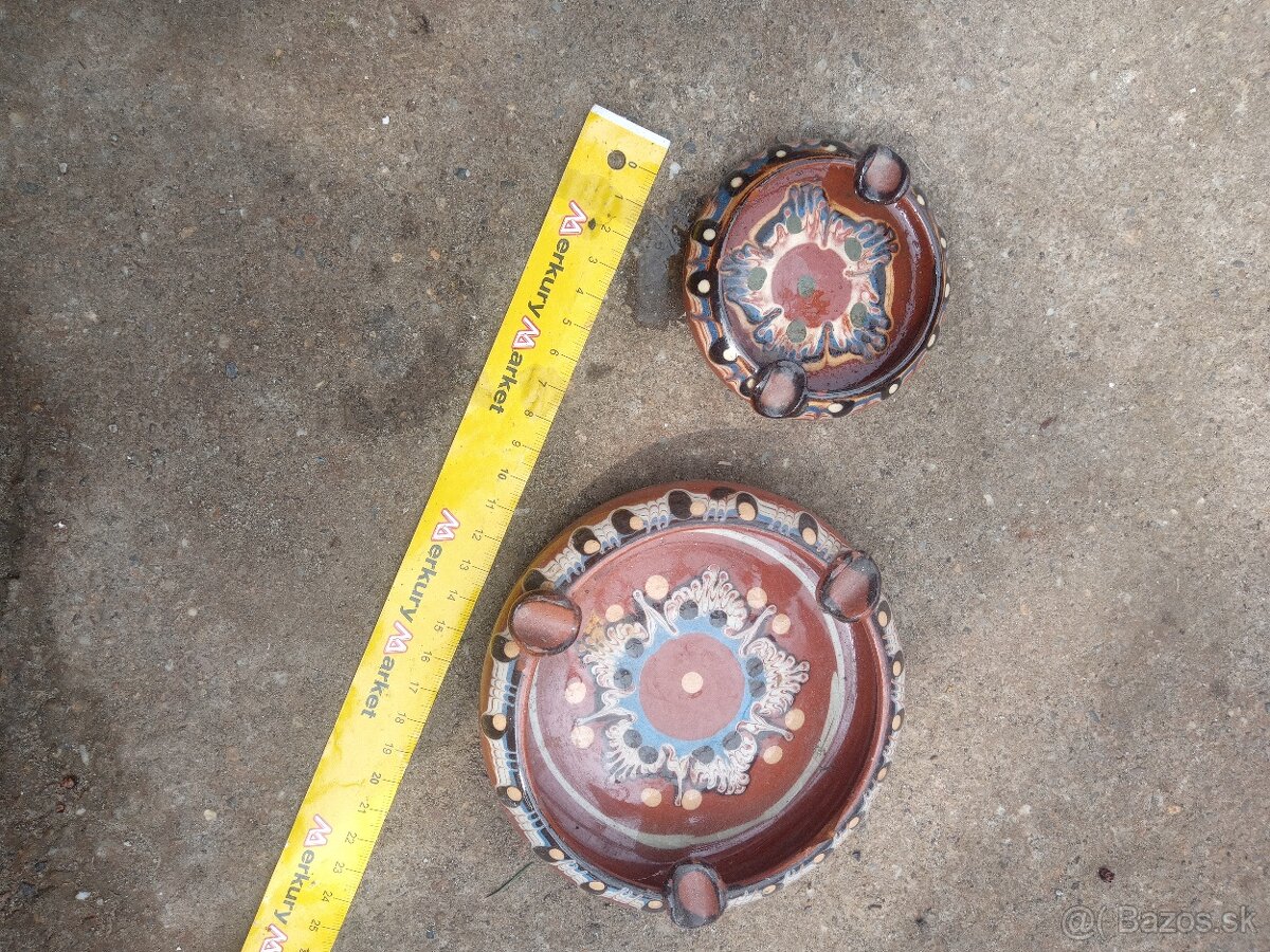 Odznaky popolníky plechové krabice