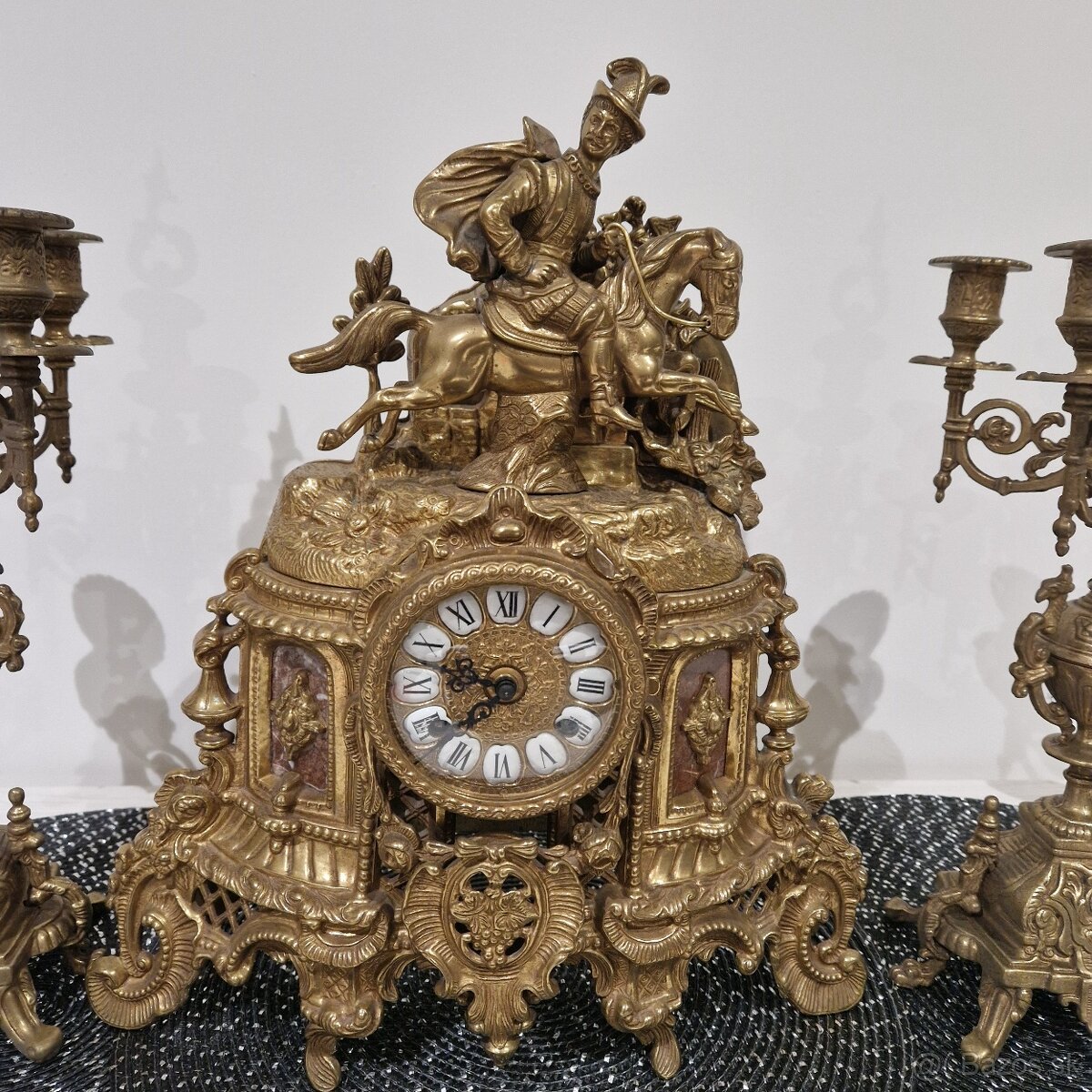 Krasne bronzove hodiny a svietniky  jazdec na koni