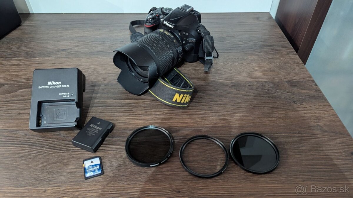 Nikon D5200 s objektívom Nikkor 18-105mm s príslušenstvom