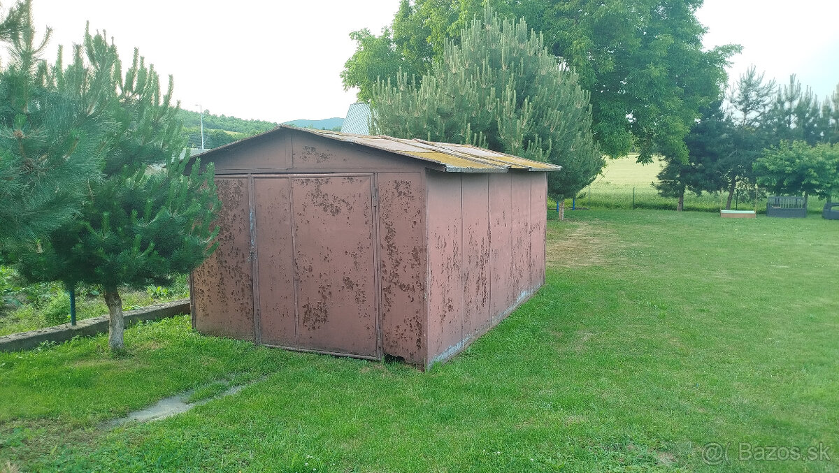 Plechová búda, Stavebná garáž