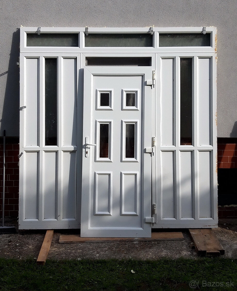 PLASTOVÉ DVERE (VCHODOVÉ) SO SVETLÍKMI