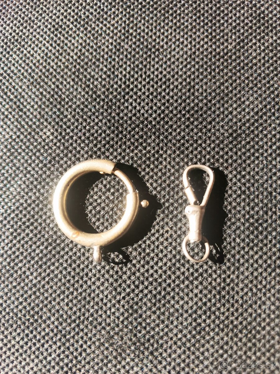 Karabinky zapínanie.