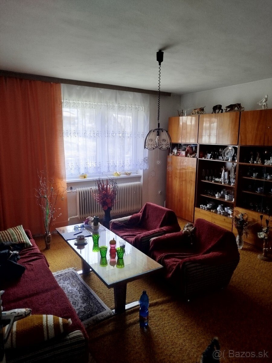 Rodinný dom s veľkým pozemkom v Oškerde, KNM