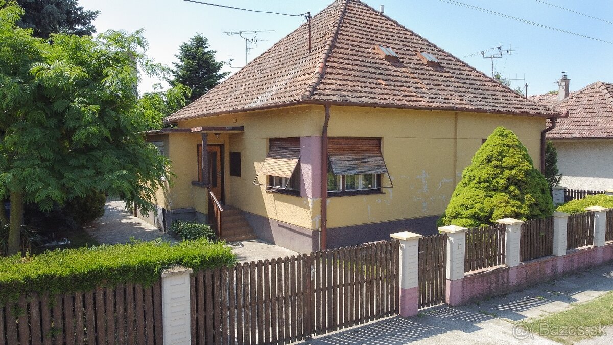 Obývateľný, veľmi zachovalý 4 izbový priestranný RD v obci Z