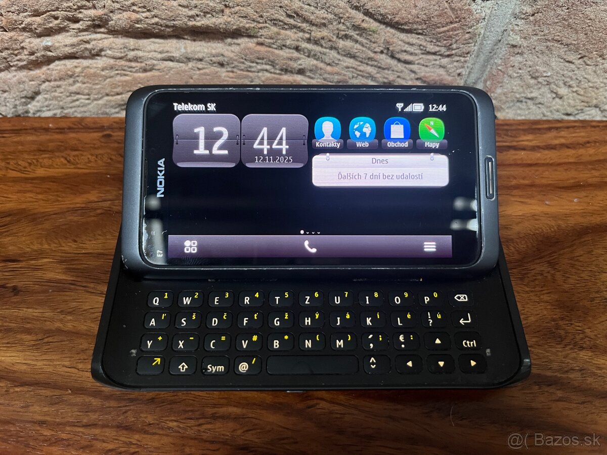 Nokia E7 s qwerty klavesnicou