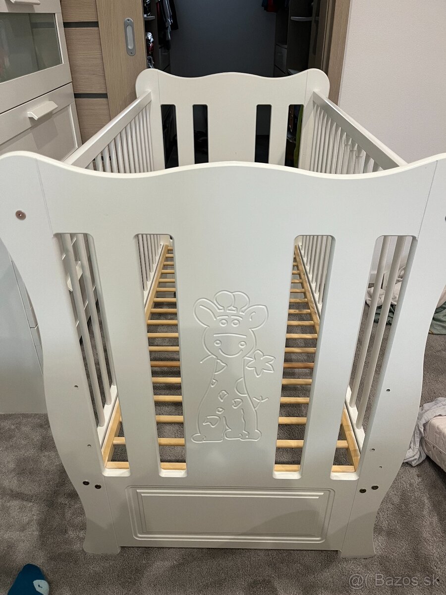 Zachovalá biela postielka