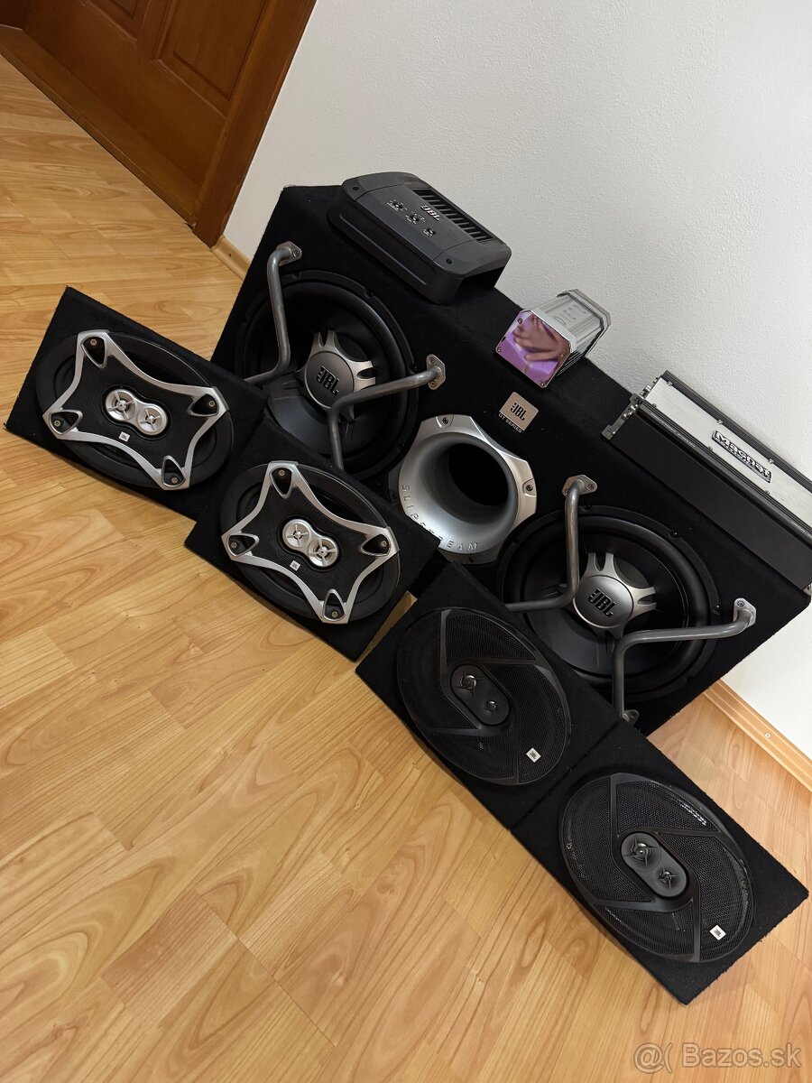 Subwoofer JBL do auta