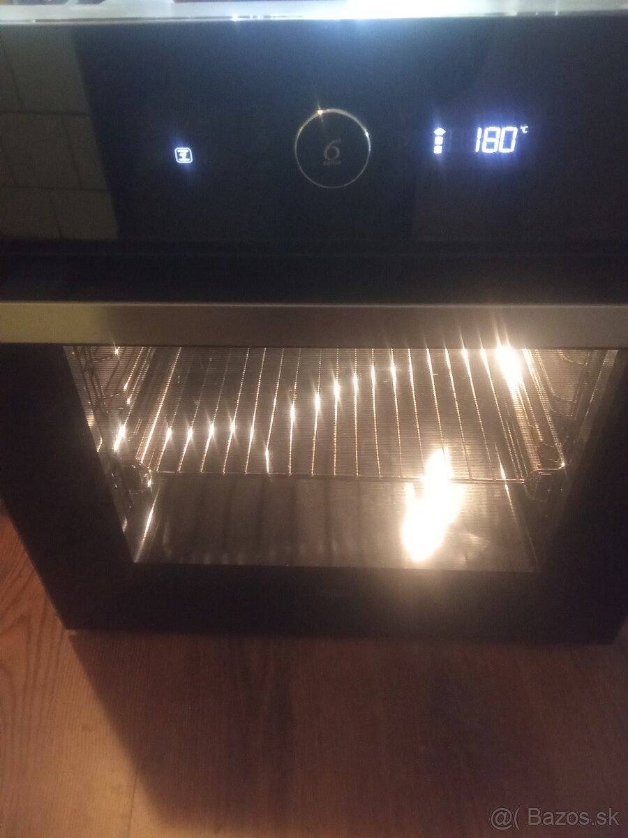 Vstavaná elektrická rúra Whirlpool