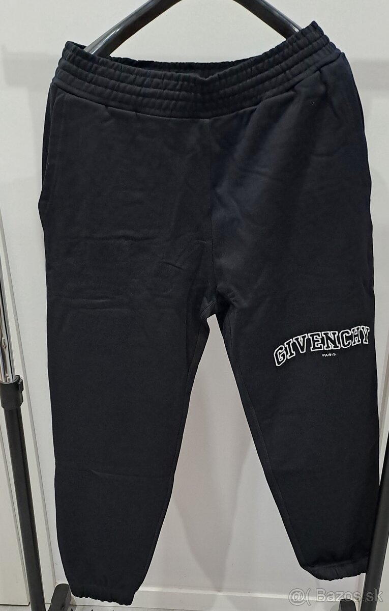 GIVENCHY TEPLAKY 10