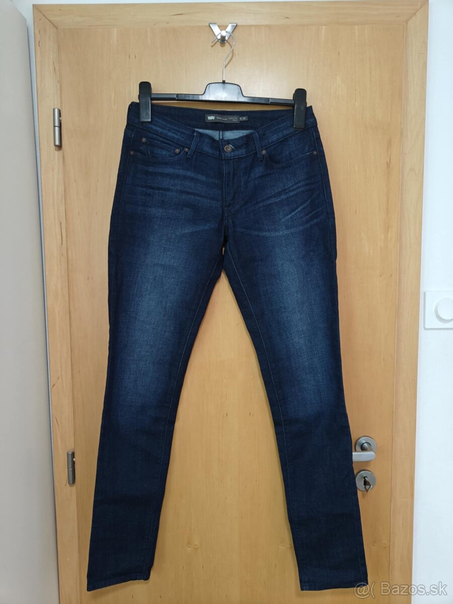 Tmavomodré Levi's rifle