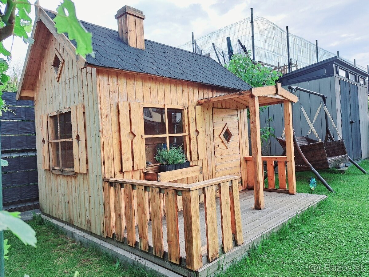 Krásny detský záhradný domček