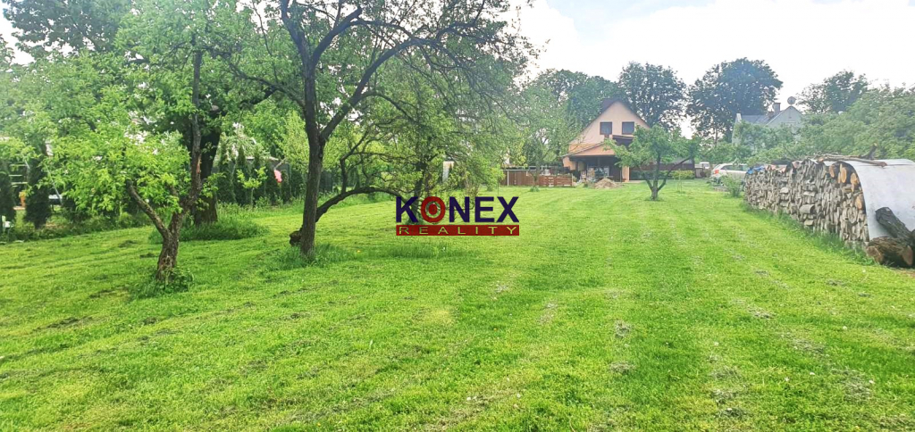 Krásny rovinatý pozemok na výstavbu rodinného domu v Strážsk