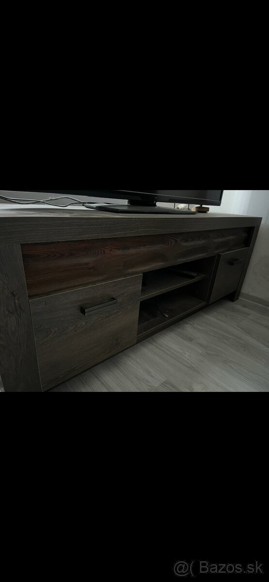 Skrinka pod TV