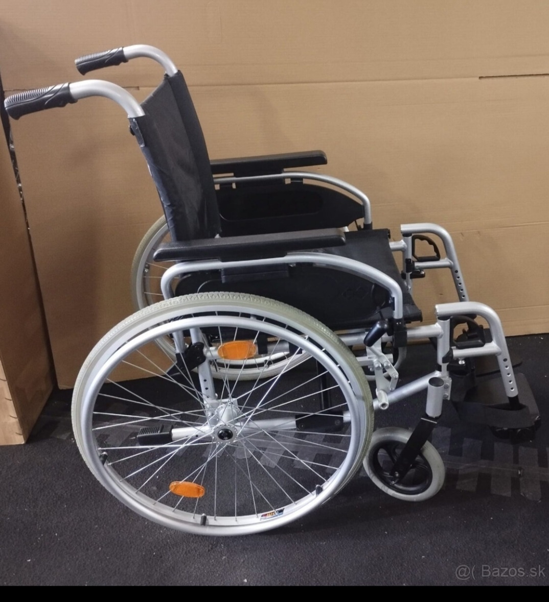 Mechanický invalidný vozík.
