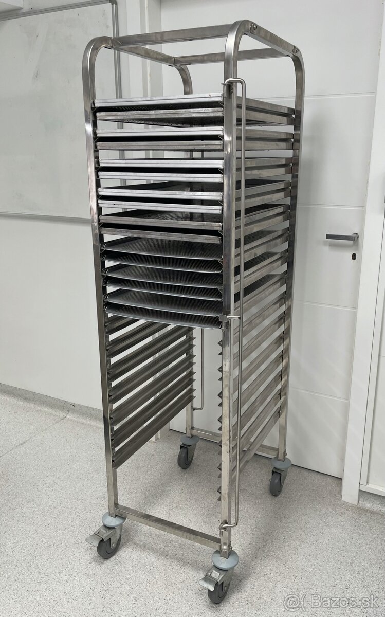 Vozík na plechy + plastové prepravky